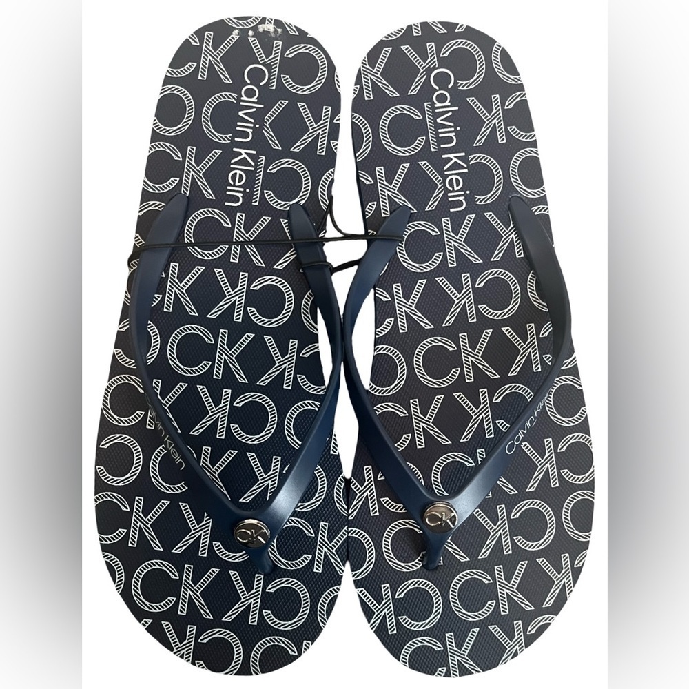 Calvin Klein Women’s Navy Blue and White Logo Flip Flops Sandals. Size 9/10.NWT